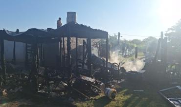 Incendio en Barrio La Banderita: Dos hogares afectados por fuego originado en un rancho