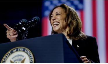 A 8 días de las elecciones, una encuesta da como ganadora a Kamala Harris