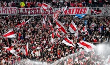 El gobierno porteño clausuró una tribuna del estadio de River Plate por el uso de bengalas en el partido con Mineiro