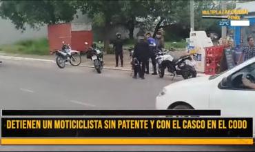 Conducía con el casco en el codo. Terminó sin su motocicleta y deberá pagar una abultada multa