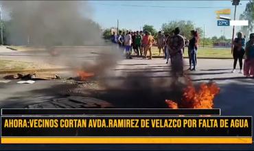 Cansados por la falta de agua, vecinos cortan la rotonda del Kartódromo