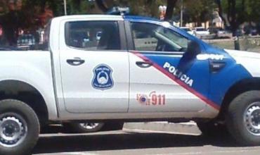 Robaron tres mochilas y un casco de un vehículo estacionado en barrio Cooperativa Canal 9