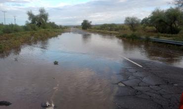 Por las fuertes lluvias, la ruta que une La Rioja y San Juan está inundada