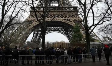 Se declaró un incendio en la Torre Eiffel y debieron evacuar a los visitantes