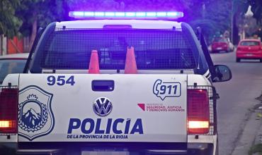 Chamical: un hombre quiso evadir un control policial y chocó una moto de la policía 