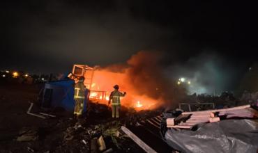 Bomberos Voluntarios sofocaron un incendio en una recicladora de residuos 