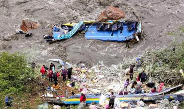 Un micro se desbarrancó y se cayó a un río en Perú: hay seis muertos, 17 desaparecidos y 32 heridos