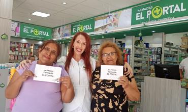 Las dos ganadoras de los 300 mil pesos en efectivo de FARMACIA EL PORTAL retiraron su premio