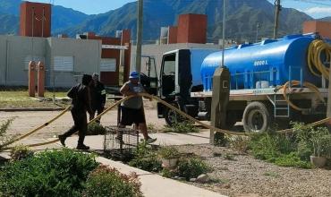 Zona Oeste de la capital: Camiones cisterna suministran agua potable ante la crisis hídrica