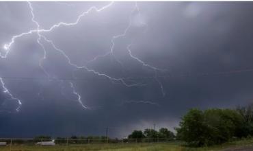 Alerta por tormentas, caída de granizo y ráfagas de 60 Km/h: qué provincias se verán afectadas, según el SMN