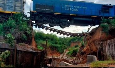 Insólito: se derrumbó un puente en Salta y un tren de carga quedó suspendido en el aire