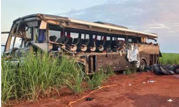 Brasil: un colectivo de universitarios chocó con un camión, murieron 12 personas y 21 resultaron heridas