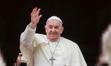 El papa Francisco presentó "ligeras mejorías" y permanece "estable"