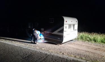 Camioneta con casilla rodante sufrió desperfecto en Ruta 79, sin heridos