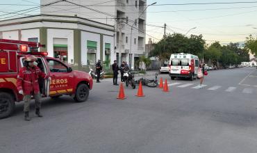 Joven motociclista sufrió traumatismos tras chocar en Av. Rivadavia y Güemes