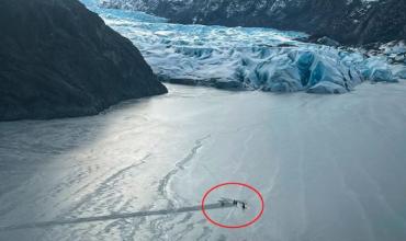 Alaska: un piloto y sus dos hijas sobrevivieron sobre el ala del avión tras caer a un lago congelado