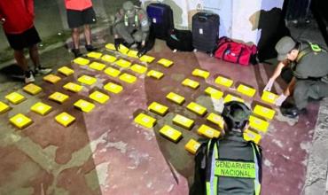 Tucumán: secuestran más de 50 kilos de cocaína oculta en un colectivo y detienen a dos personas
