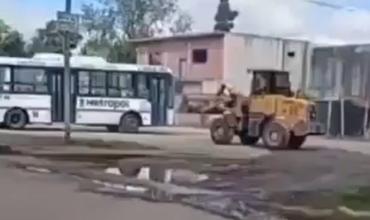 Le chocaron la camioneta y destrozó tres colectivos con una pala mecánica en José C. Paz