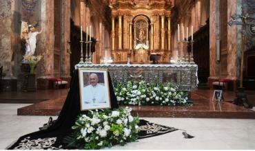 Una tumba sencilla y una lápida con su nombre: las instrucciones que dejó Francisco para su funeral
