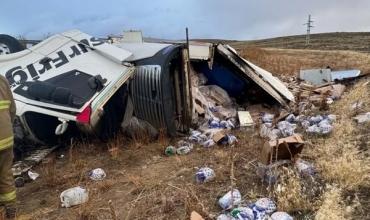 Tragedia en la Ruta 40: camionero fallece tras vuelco y vecinos saquean la carga