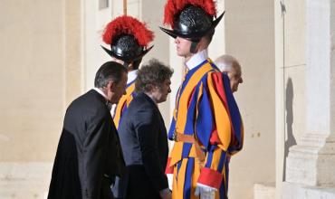 Javier Milei viajará a la ceremonia de asunción del papa León XIV