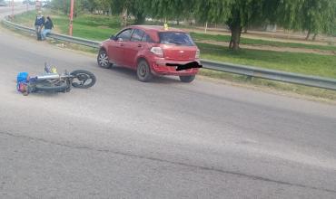 Dos menores fueron trasladados al hospital tras un choque en la rotonda de Félix de la Colina y Ruta 38