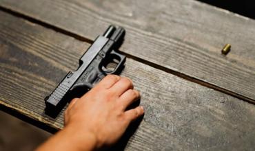 El Gobierno eliminó requisitos para los comerciantes y fábricas de armas y municiones