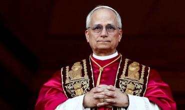 El Vaticano publicó el retrato oficial del Papa León XIV junto a su firma