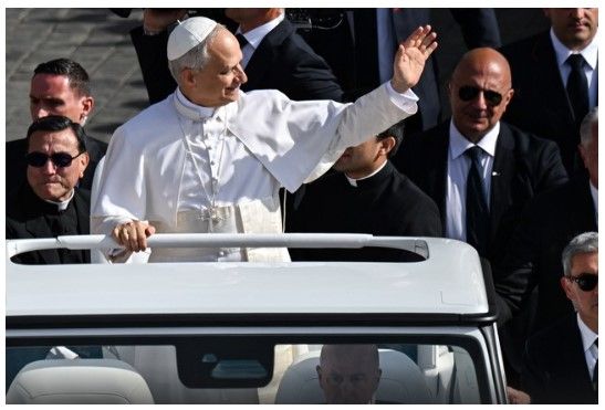 El papa León XIV recibió los símbolos del poder pontificio e inició su papado ante 150 mil fieles: fuerte llamado a la paz y el recuerdo de Francisco