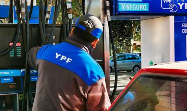 YPF traslada la suba de los impuestos y aumenta el precio de los combustibles un 1 por ciento desde el 1º de junio