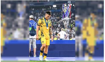 Lautaro Martínez fue consolado por Javier Zanetti tras perder la Champions League