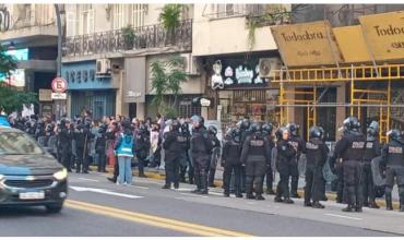 Actores realizaron un abrazo simbólico en el Instituto Nacional del Teatro contra la motosierra de Javier Milei