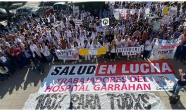 Marcha de velas de residentes del Hospital Garrahan al Obelisco
