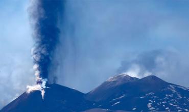 Italia: Se derrumbó parte del cráter del Volcán Etnay los turistas corrieron para evacuar