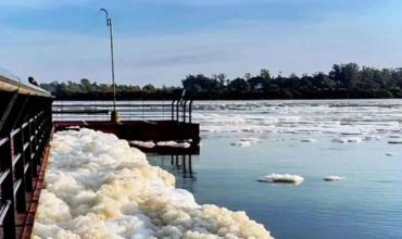 Extraña espuma blanca en el río Uruguay: fenómeno natural sin riesgos