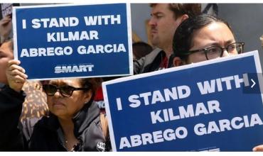 El gobierno de Trump retorna a EE.UU. al migrante Kilmar Ábrego a quien deportó por error a la megaprisión de El Salvador y lo acusa de dos delitos