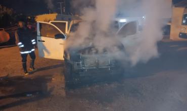 Villa Castelli: Incendio en una camioneta oficial dentro del municipio