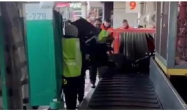 Echaron a dos maleteros de Intercargo por maltrato de equipaje y apartaron a dos agentes por incumplir funciones