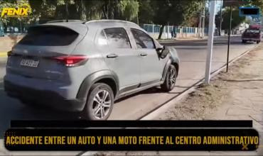 Fuerte choque entre un auto y una moto frente al Centro Administrativo Provincial