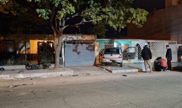 Grave accidente en Av. Alem: un efectivo policial sufrió fracturas al chocar contra un auto y una vivienda