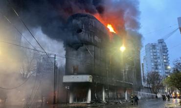 Incendio y derrumbe en La Plata: electrodomésticos cayeron desde un depósito en llamas