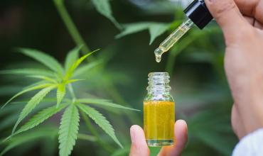 La ANMAT prohibió aceites de cannabis y un producto estético inyectable por falta de autorización sanitaria
