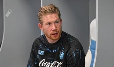 Kevin De Bruyne generó polémica al usar la camiseta número 10 del Napoli, retirada en honor a Maradona