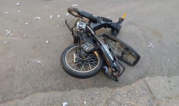 Siniestro vial en Av. Perón: motociclista embestido por un auto que se dio a la fuga