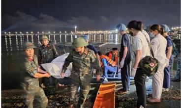 “Respiré hondo y nadé”: el milagroso rescate de un nene de 10 años que viajaba en el barco turístico que volcó en Vietnam