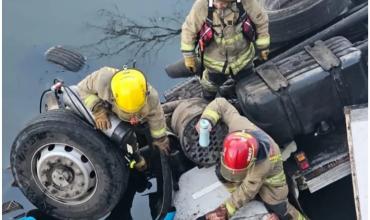 Un camión despistó y terminó hundido en un río de Córdoba: el conductor murió y el acompañante pasó 2 horas atrapado