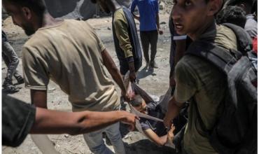 Israel ordena evacuaciones en el centro de Gaza mientras amplía su campaña militar: hay al menos 70 muertos cerca de un centro de ayuda
