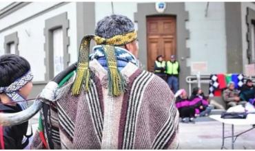 Tensión en la casa de Gobierno de Neuquén: desalojaron una protesta mapuche y hay al menos 17 detenidos
