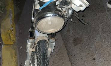 Perdió el control de su moto, chocó contra un poste y dio positivo en alcoholemia