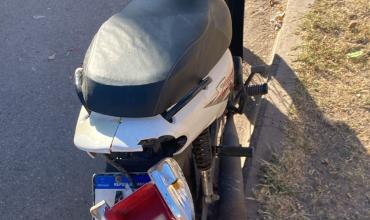 Choque entre motocicleta y auto estacionado en barrio Ferroviario